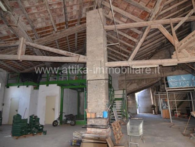 Locale Commerciale in vendita a Monselice, Veneto