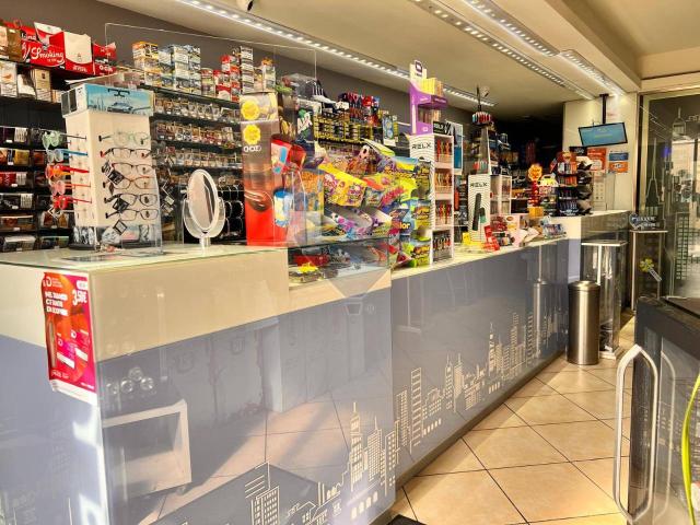 Locale Commerciale in vendita a Le Case, Montevettolini