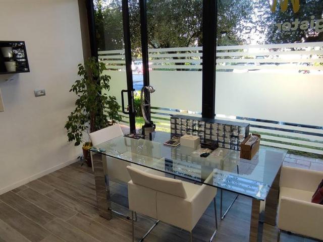 Locale Commerciale in vendita a Stazione, Montale
