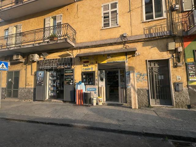 Locale Commerciale in vendita a Municipalità 4, Campania