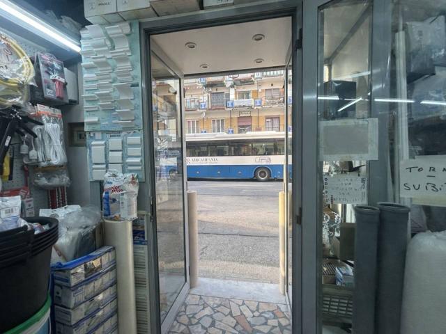 Locale Commerciale in vendita a Municipalità 4, Campania