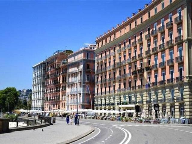 Locale Commerciale in vendita a Municipalità 1, Campania