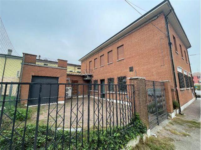 Locale Commerciale in vendita a Unione delle Terre d'Argine, Novi Di Modena