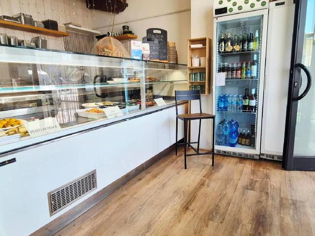 Locale Commerciale in vendita a Loreto, Marche