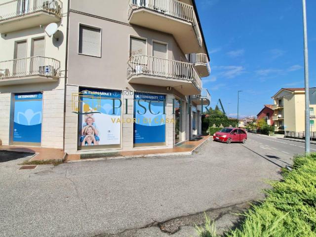 Locale Commerciale in vendita a Peschiera Del Garda, Veneto