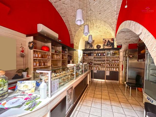 Locale Commerciale in vendita a Puglia, Bari