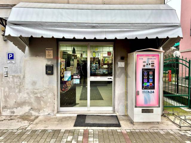 Locale Commerciale in vendita a Santa Croce, Re