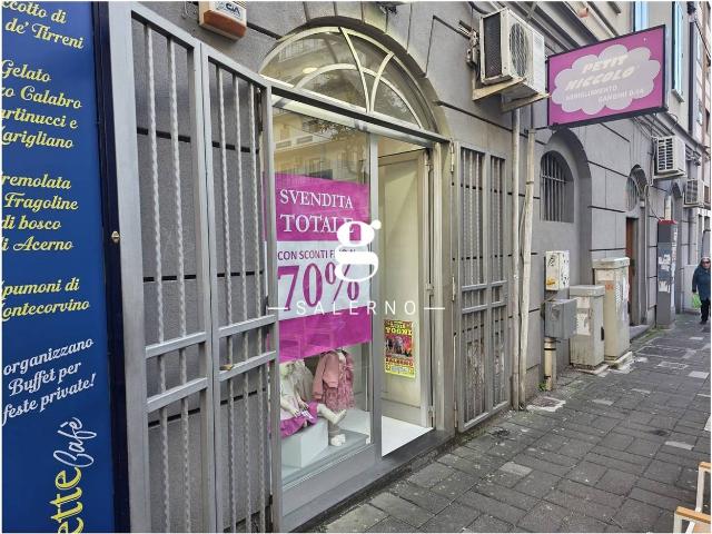 Locale Commerciale in vendita a Salerno, Campania