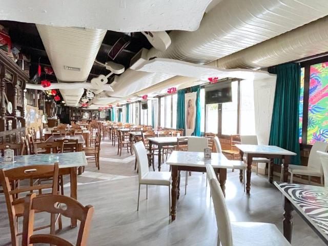Locale Commerciale in vendita a Mare, Marche