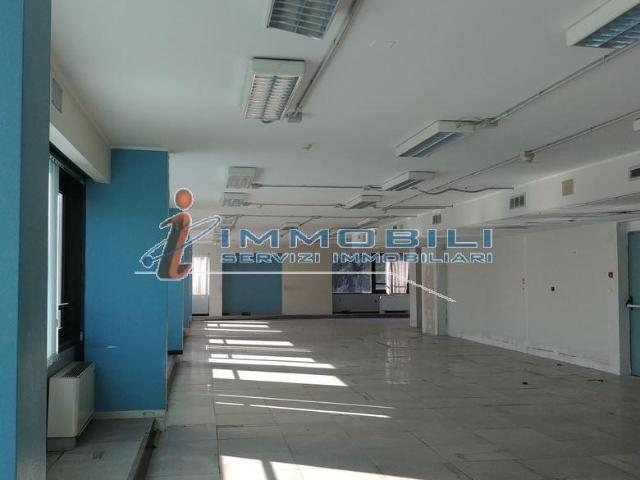 Locale Commerciale in vendita a San Felice, Segrate