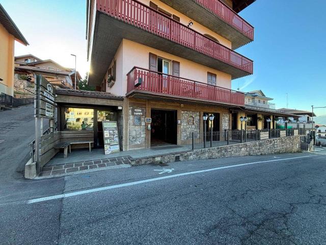 Locale Commerciale in vendita a Borgo storico Taramelli, Selvino