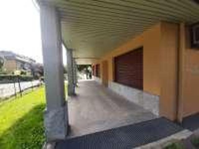 Locale Commerciale in vendita a Sondrio, Lombardia