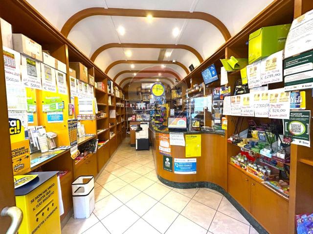 Locale Commerciale in vendita a Terracina, Lazio