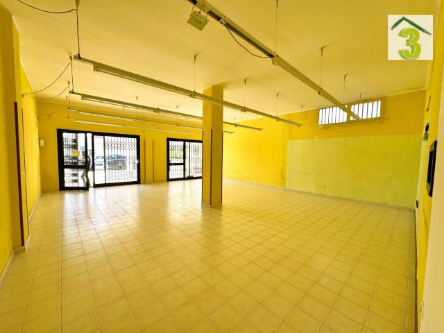 Locale Commerciale in vendita a Puglia, Lecce