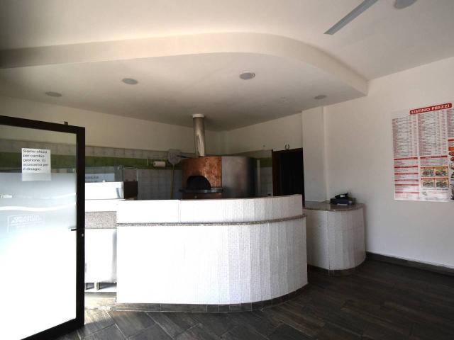 Locale Commerciale in vendita a Usmate Velate, Lombardia