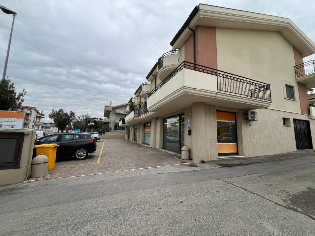 Locale Commerciale in vendita a Vasto, Abruzzo