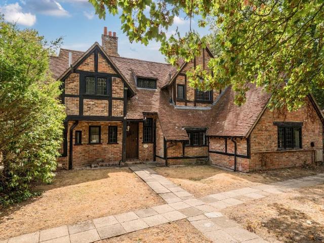 House for rent in Lower Green Esher, Blackhills