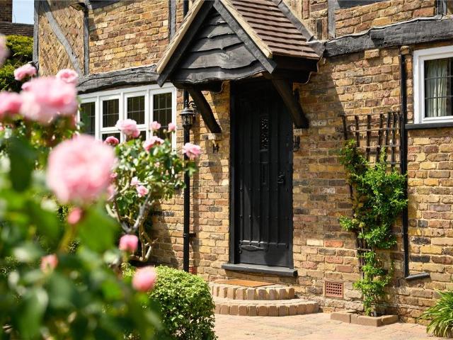 House for rent in Lower Green Esher, Blackhills