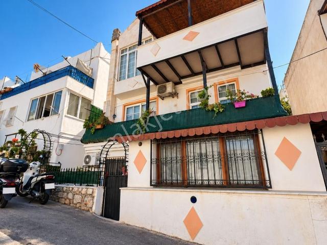 Cevat Şakir, Bodrum içerisinde satılık mülk