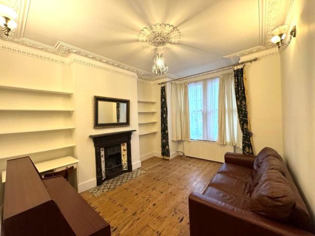 Apartment for rent in Queen's Park, Greater London