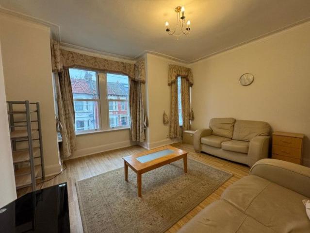 Apartment for rent in Queen's Park, Greater London