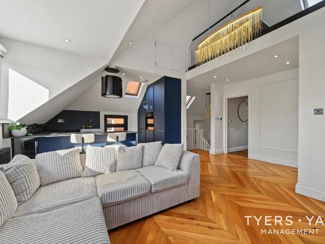 Apartment for rent in Bedford Park, Greater London