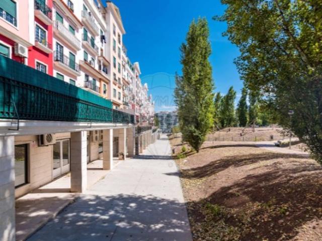 Armazém venda em Damaia, Amadora