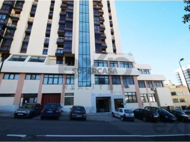 Armazém venda em Lisboa, Ajuda