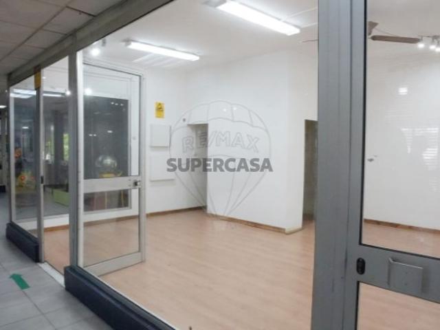 Armazém venda em Alto da Ponte, Almada