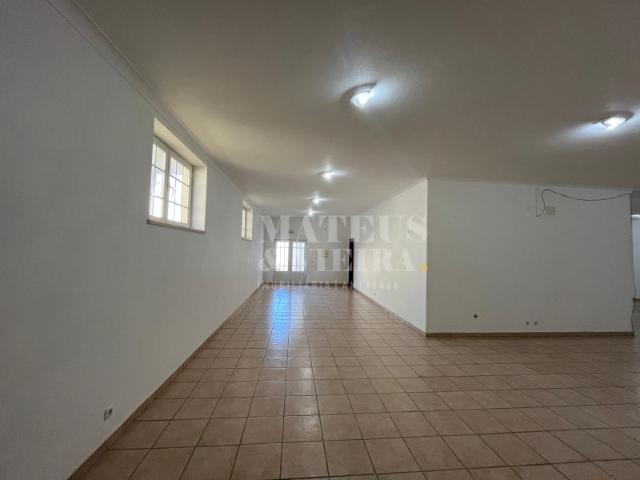 Armazém alugar em Alcobaça, Leiria