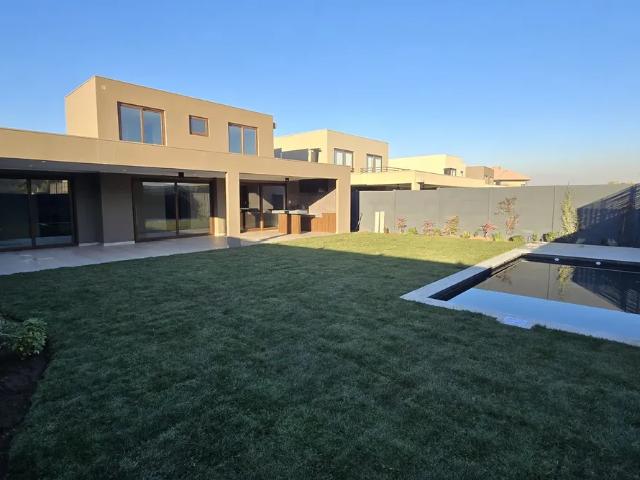 Casa en arriendo en Laguna Santa Elena, Colina