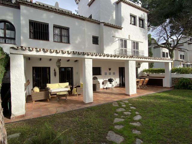 Dúplex en alquiler en Nueva Andalucía, Costa del Sol Occidental