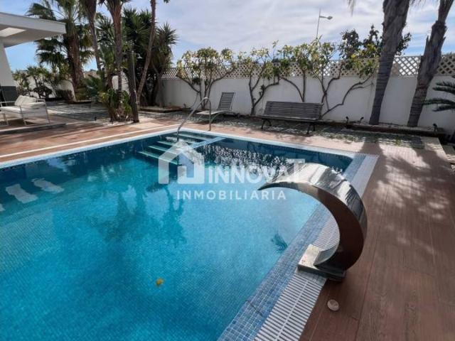 Chalet en venta en Retamar, Almería