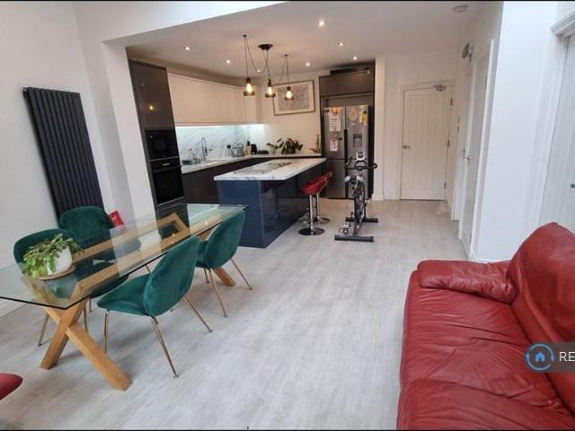 House for rent in Royal Borough of Kingston upon Thames, Greater London