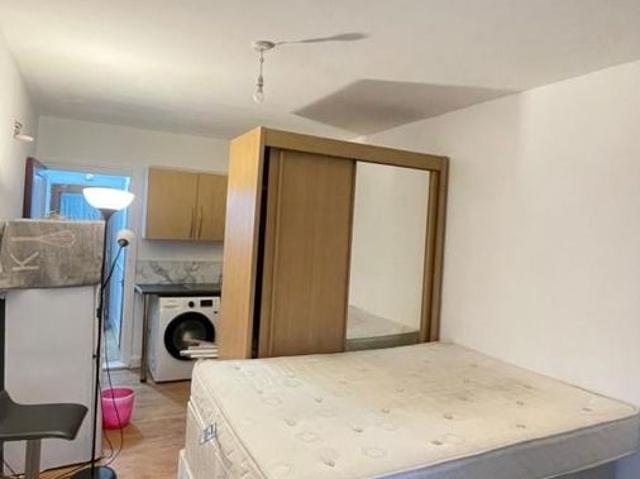 Studio for rent in Loxford, Seven Kings