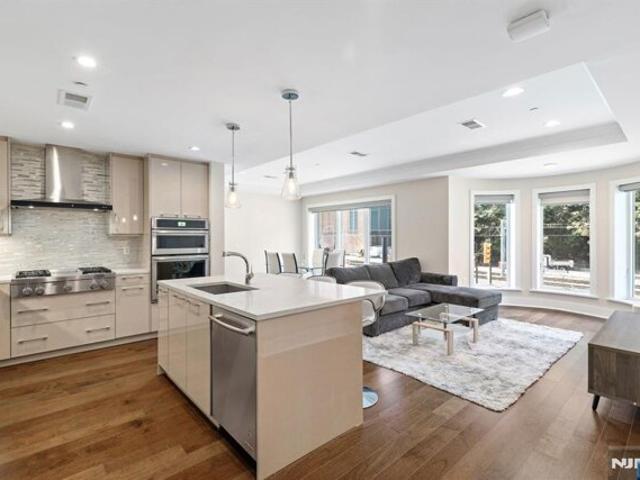 Condo for sale in Henley On Hudson, Weehawken