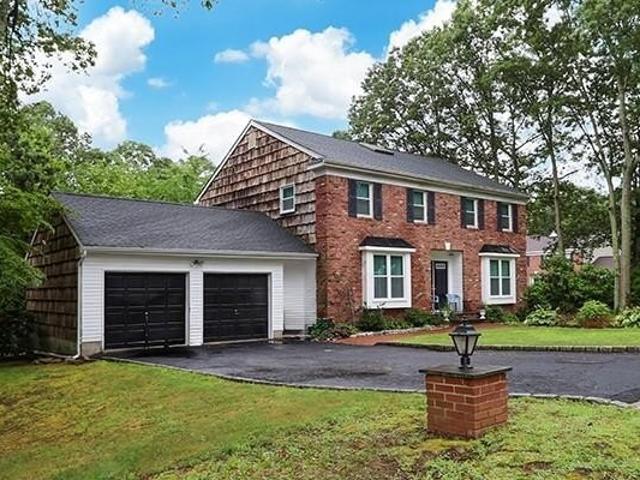 House for sale in Farmingville