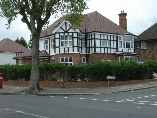 Apartment for rent in Mill Hill, Greater London