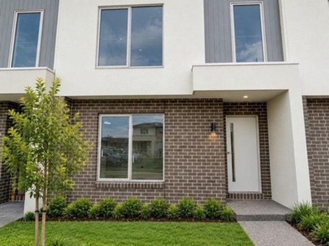 Townhouse for sale in Mambourin, Melbourne