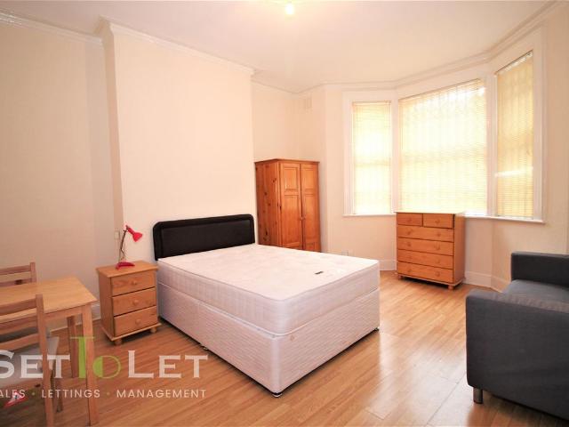 Studio for rent in Highfields, Leicester