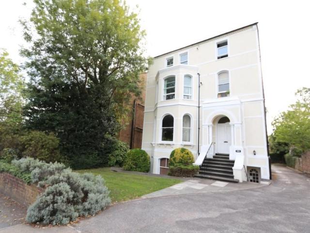 Apartment for rent in Oakhill, Greater London