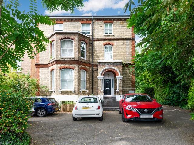 Apartment for rent in Oakhill, Greater London