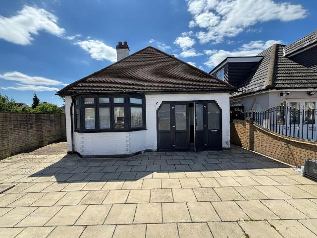 Apartment for rent in Clayhall, Greater London