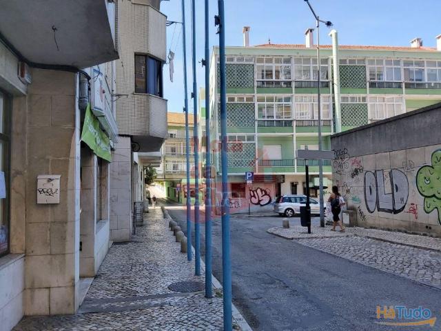 Garagem alugar em Almada, Setúbal
