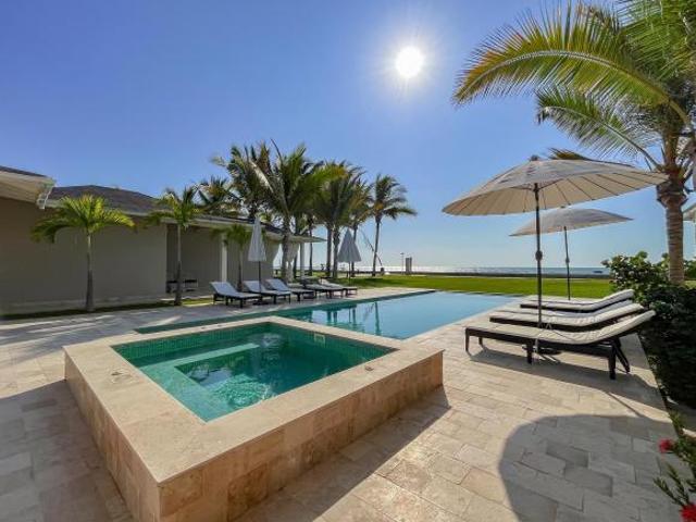Excelente y majestuosa casa de playa en Venta en Cabo Merlin, Tumbes