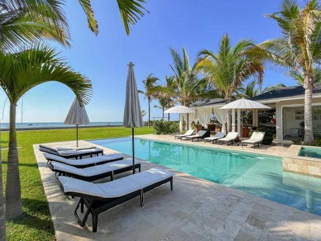 Excelente y majestuosa casa de playa en Venta en Cabo Merlin, Tumbes