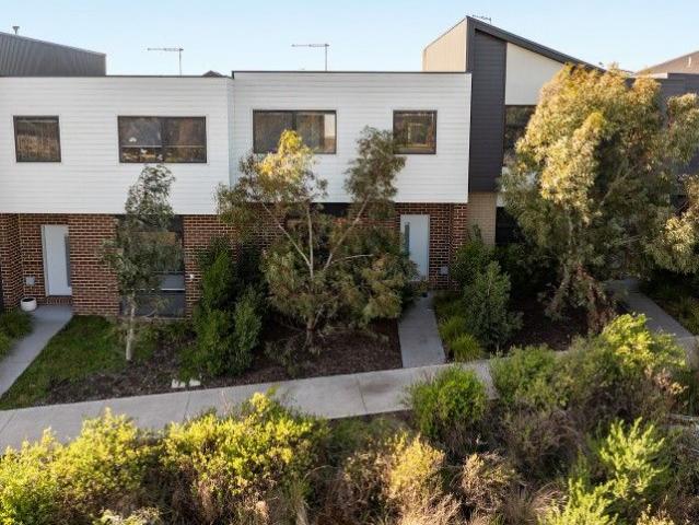 Townhouse for sale in Cranbourne West