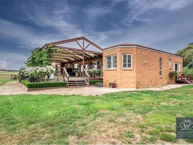 Cottage for sale in Mount Wallace, Victoria