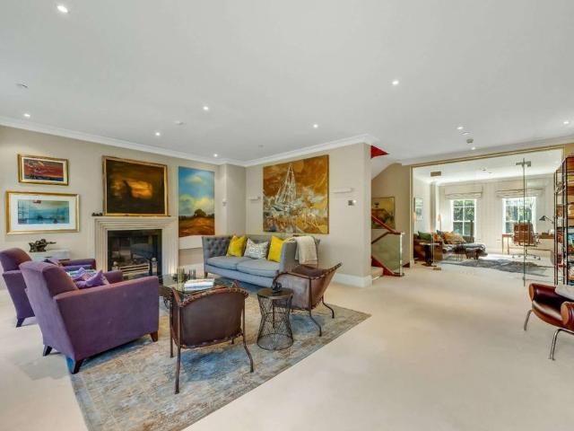 Townhouse for rent in Lower Green Esher, Blackhills
