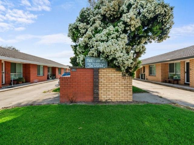 Flat for sale in Sale